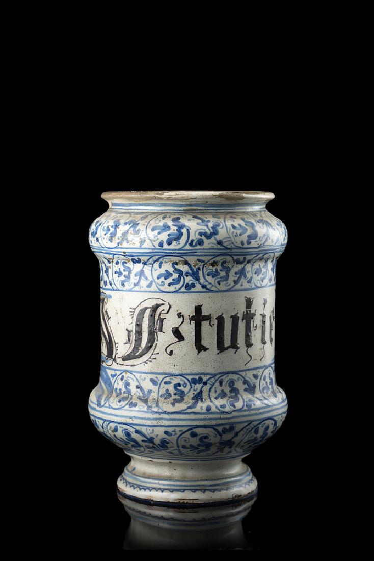 Albarello in maiolica in forma di rocchetto con parte (1 of 1)