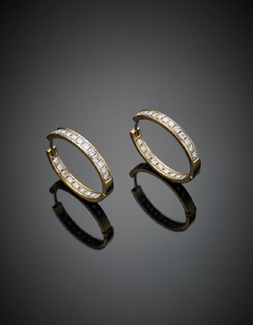Orecchini ad anello in oro giallo con diamanti rotondi: Orecchini ad anello in oro giallo con diamanti rotondi taglio a brillante, per complessivi ct. 3,50 circa diam. 3 circa g 18,16. Yellow gold and round brilliant-cut diamonds, in all ct. 3.50 circa d.