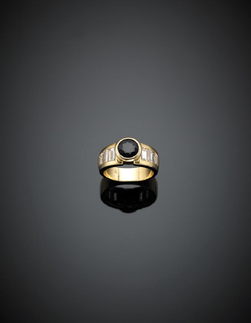 Anello in oro giallo con sei diamanti a baguette, per: Anello in oro giallo con sei diamanti a baguette, per complessivi ct. 1,50 circa, a contornare uno zaffiro rotondo g 8,90 misura 16/56. Yellow gold six diamond, in all ct. 1.50 circa round sapphire ri