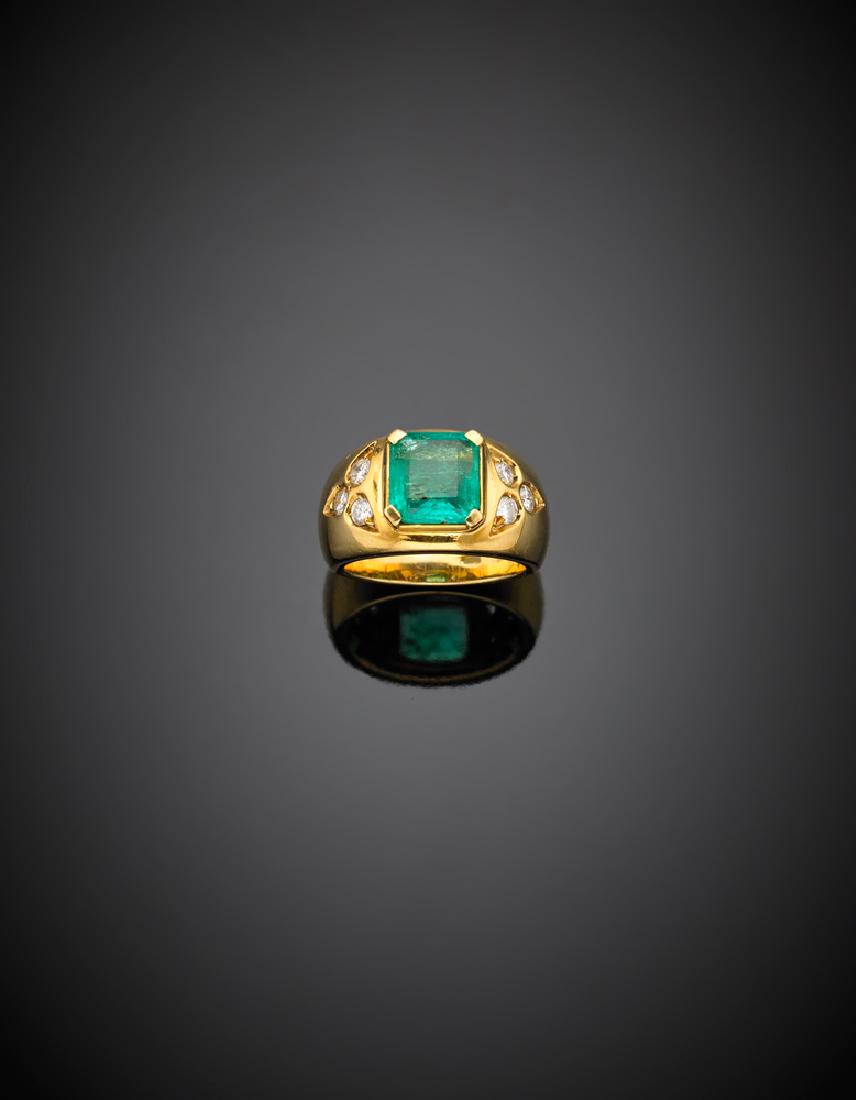 Anello in oro giallo con diamanti e smeraldo ottagonale (1 of 1)