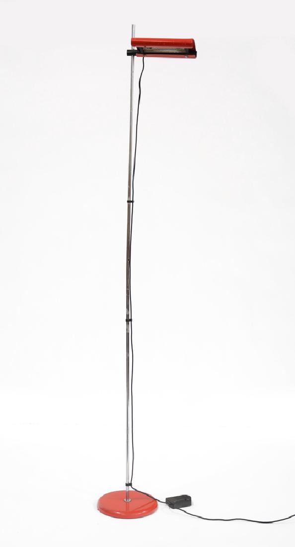 Lampada da terra in metallo verniciato rosso e asta: Lampada da terra in metallo verniciato rosso e asta cromata, lampada regolabile. Produzione O-Luce, Milano, anni 70 (h cm 203) (difetti)