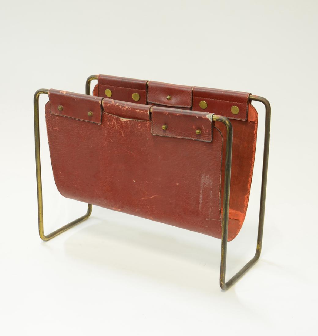 Portariviste in tubolare d'ottone e cuoio rosso.: Portariviste in tubolare d'ottone e cuoio rosso. Italia, anni 50 (cm 37x29,5x16) (difetti)