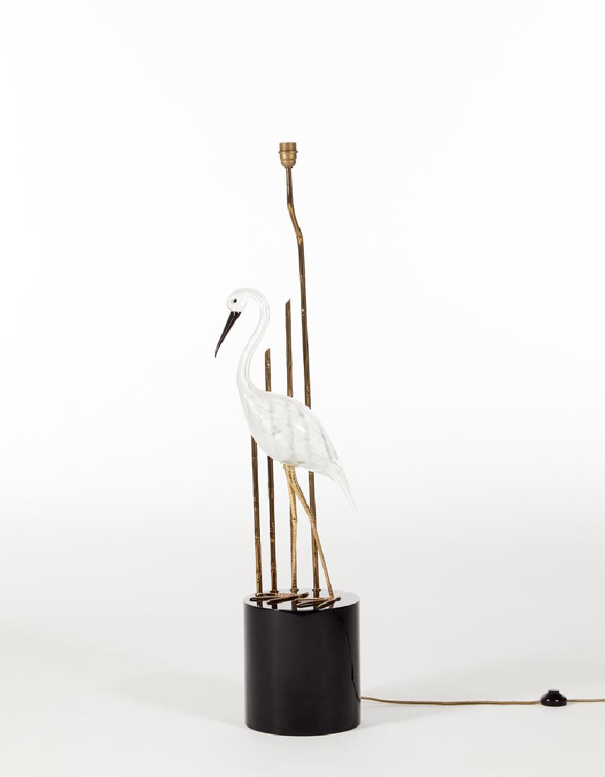 Manifattura di Murano. Lampada da terra in vetro: Manifattura di Murano. Lampada da terra in vetro soffiato a zanfirico lattimo raffigurante un airone e canne di bambù. Piedi e canne in ottone, bansamento in legno laccato nero. Anni 60-70 (h cm 130)