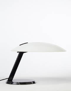 Bruno Gecchelin (Milano 1939) Lampada da tavolo modello: Bruno Gecchelin (Milano 1939) Lampada da tavolo modello "Perla". Prouzione O-Luce, Milano, anni 70. Base marmo nero venato, struttura in metallo verniciato nero e diffusori in vetro opalino (d cm 52,