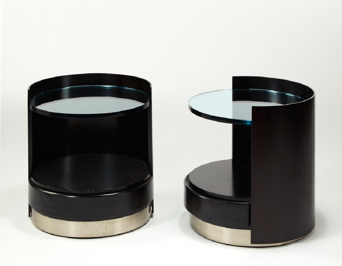 Gianni Moscatelli Coppia di comodini cilindrici.: Gianni Moscatelli Coppia di comodini cilindrici. Produzione Formanova, Italia, anni 70. Legno laccato nero, un cassetto nella parte bassa, piano in cristallo di forte spessore, base in acciaio. Italia
