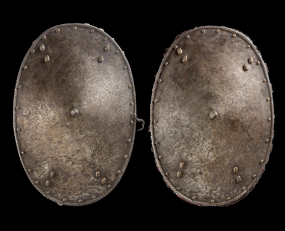 Coppia di scudi ovali in ferro martellato con una (1 of 1)