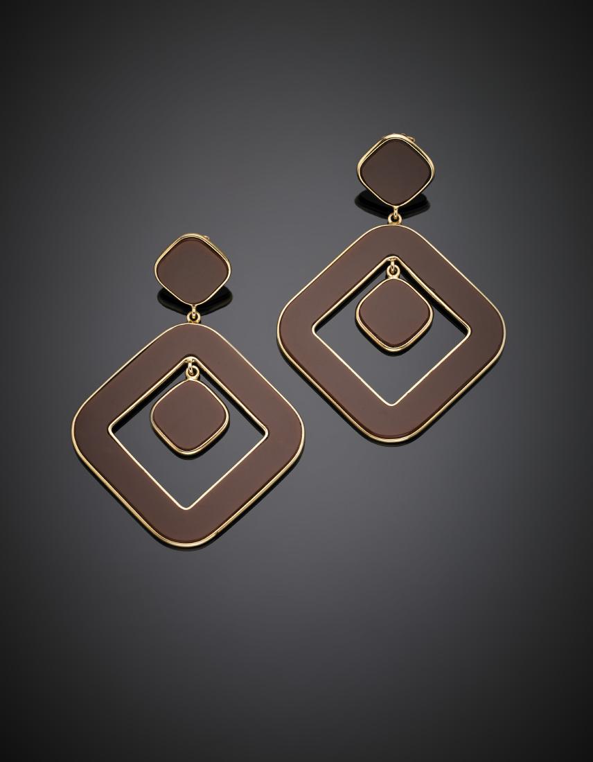 Burnt Sienna bachelite and yellow gold pendant (1 of 1)