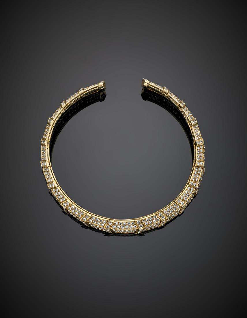 Round, in all ct. 23 circa diamond and yellow gold: Round, in all ct. 23 circa diamond and yellow gold torque, g 74.31, diam. cm 10.50. French hallmarks. CUSI pouchCollier semirigido in oro giallo con diamanti per complessivi ct. 23 circa, g 74,31, dia