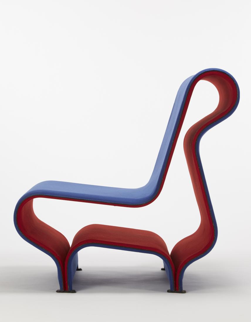 Tom Dixon (Sfax 1959)Poltrona modello "Loop Chair".: Tom Dixon (Sfax 1959)Armchair model "Loop Chair". Cappellini, Milan, 1994ca. Metal and red and blue felt. Prototype. (68x90.5x91.5 cm.) (slight defects)Poltrona modello "Loop Chair". Cappellini, Milan