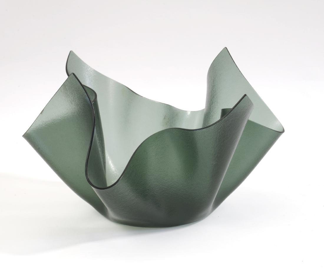 Vaso a fazzoletto in plexiglass. Italia, anni '60/'70.: Plexiglass vase. Italy, 1960s/1970s. (h 22 cm.; d 40 cm.)Vaso a fazzoletto in plexiglass. Italia, anni '60/'70. (h cm 22; d cm 40)