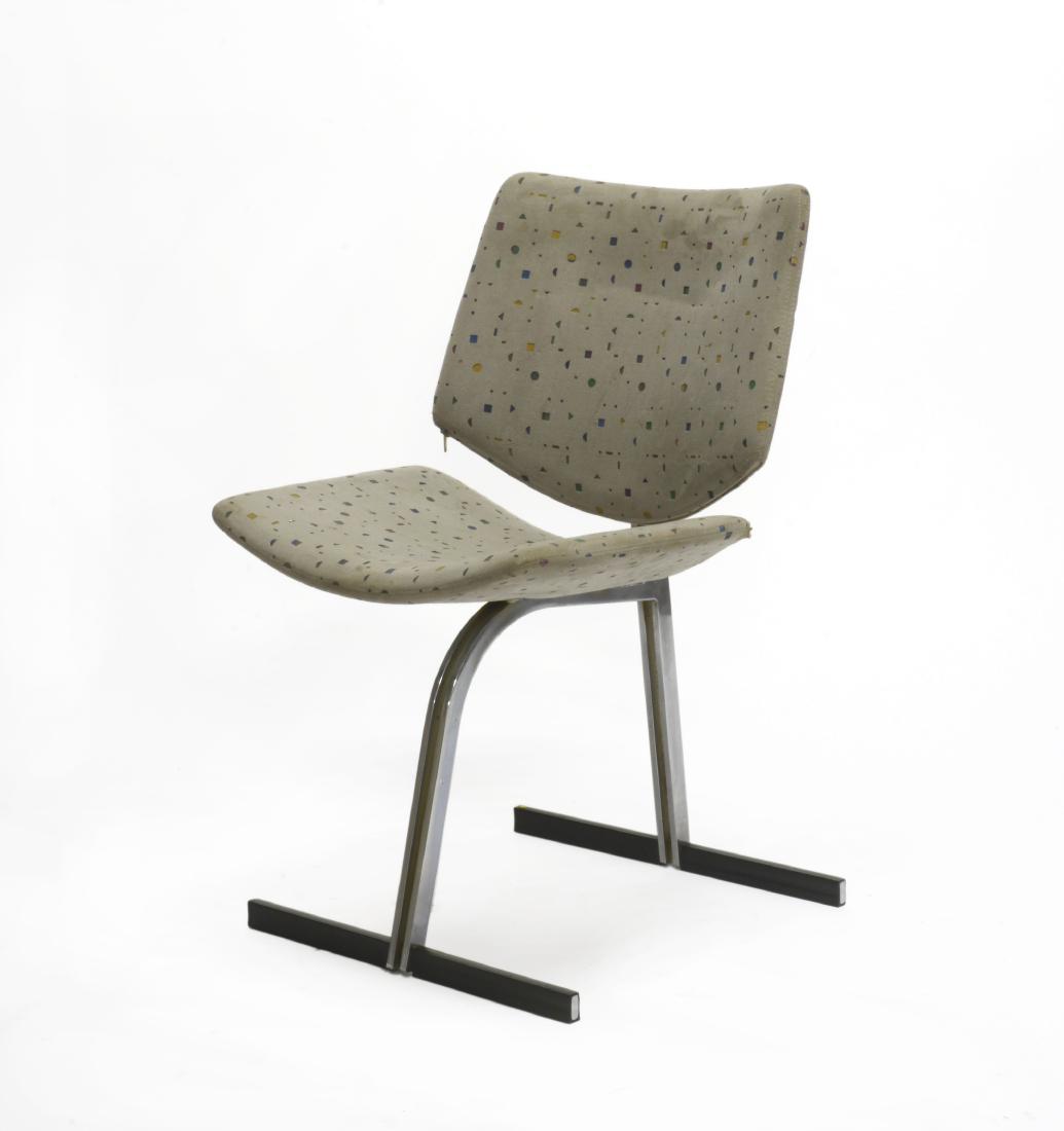 Vittorio Introini (1935)(Attribuito)Sedia. Produzione: Vittorio Introini (1935)(Attributed)Chair. Produced by Saporiti, 1970s. Chromed metal, upholstered seat and back seat in gray colour with polychrome geometric decoration. (50x79x57 cm.) (slight defect