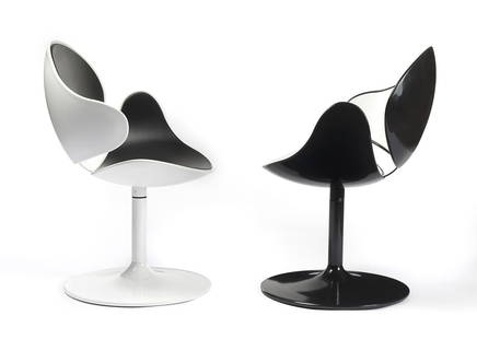 Marcello Ziliani (Brescia 1963) Pair of swivel: Marcello Ziliani (Brescia 1963) Pair of swivel armchairs in black and white model "Bubble". Produced by Sintesi, Italy, 2007. (62x81x60 cm.) IT Coppia di poltroncine girevoli in bianco e nero modello