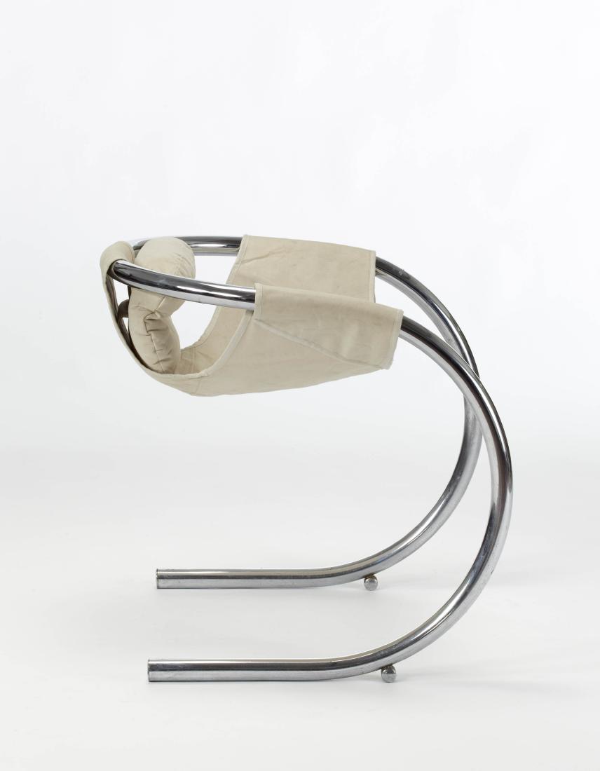 Byron Botker Armchair of the series "Palo Alto".: Byron Botker Armchair of the series "Palo Alto". Produced by Landes of California, Usa, 1970s. Curved and chromed metal tube, white canvas. Distributed in Italy by Lyda Levi. (67x70x72 cm.) (slight de