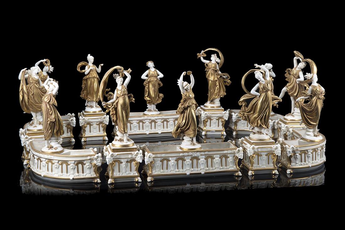 Capodimonte manufacture, second half of the 20th: Capodimonte manufacture, second half of the 20th century. A white and golden porcelain centrepiece (defects) IT Manifattura di Capodimonte, seconda metà secolo XX. Centrotavola in porcellana bianca e