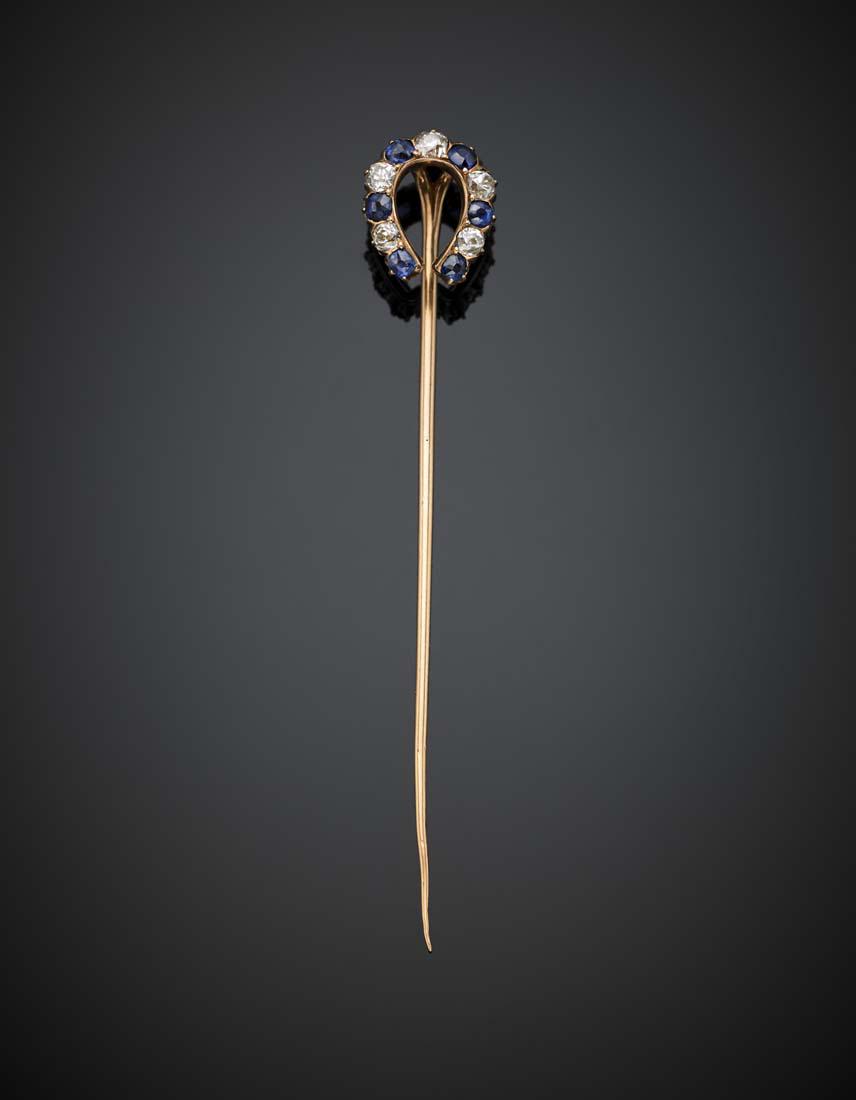 Diamond in all ct. 0.50 circa and sapphire in all ct.: Diamond in all ct. 0.50 circa and sapphire in all ct. 0.90 circa yellow gold tie pin, g 3.55, width cm 8, h cm 1.2 circa. IT Fermacravatta/foulard in oro giallo, diamanti per complessivi ct. 0,50 circ