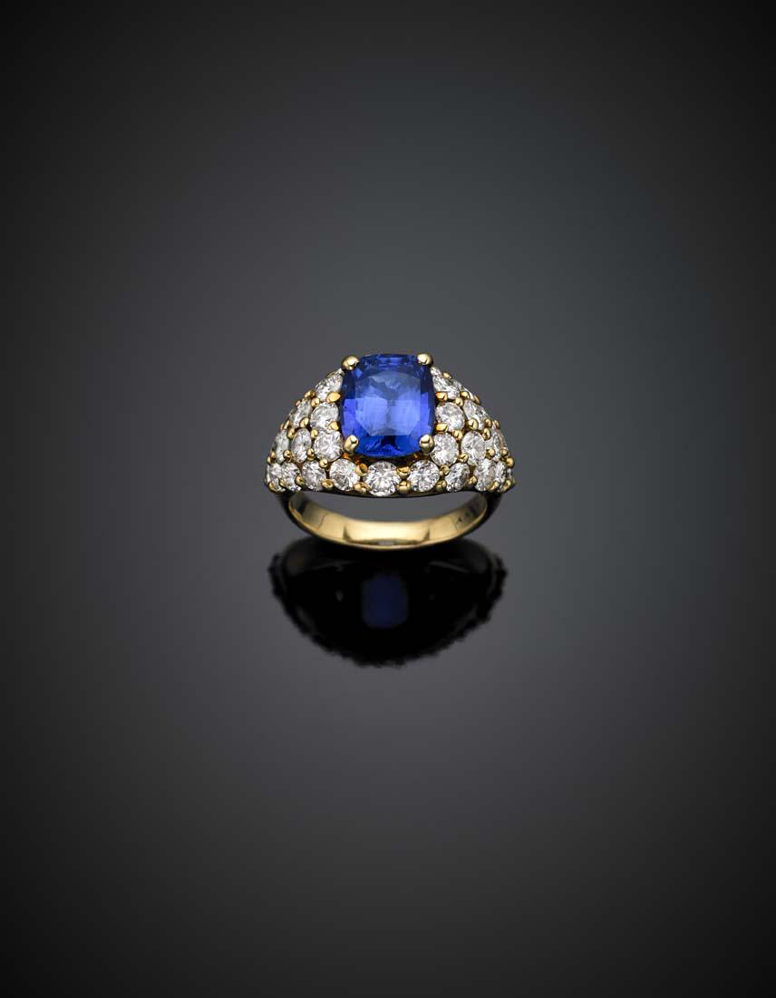 Yellow gold diamond pavé in all ct. 3.20 circa and: Yellow gold diamond pavé in all ct. 3.20 circa and cushion cut ct. 3.43 circa sapphire ring, g 7.38 size 10/50. Marked VCA NY. IT Anello in oro giallo con diamanti per complessivi ct. 3,20 circa e za