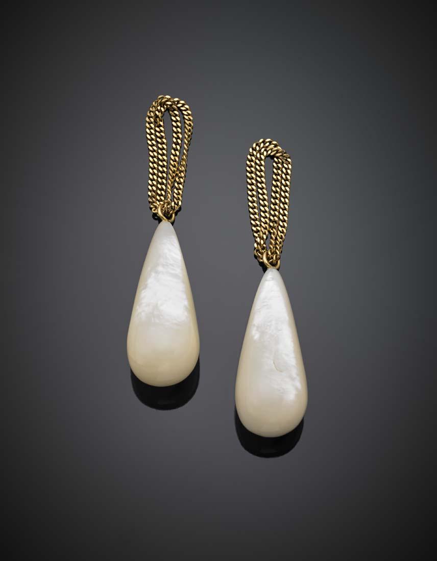 Two mother-of-pearl pendants with double yellow gold: Two mother-of-pearl pendants with double yellow gold chain holder, g 31.68, length cm 7 circa. In Pisa case IT Coppia di pendenti in madreperla con catena doppia in oro giallo, g 31,68, lungh. cm 7 ci