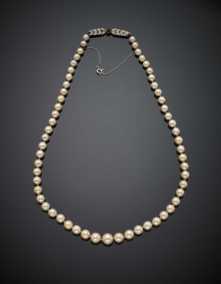 White cultured pearl graduated necklace with white gold (1 of 1)