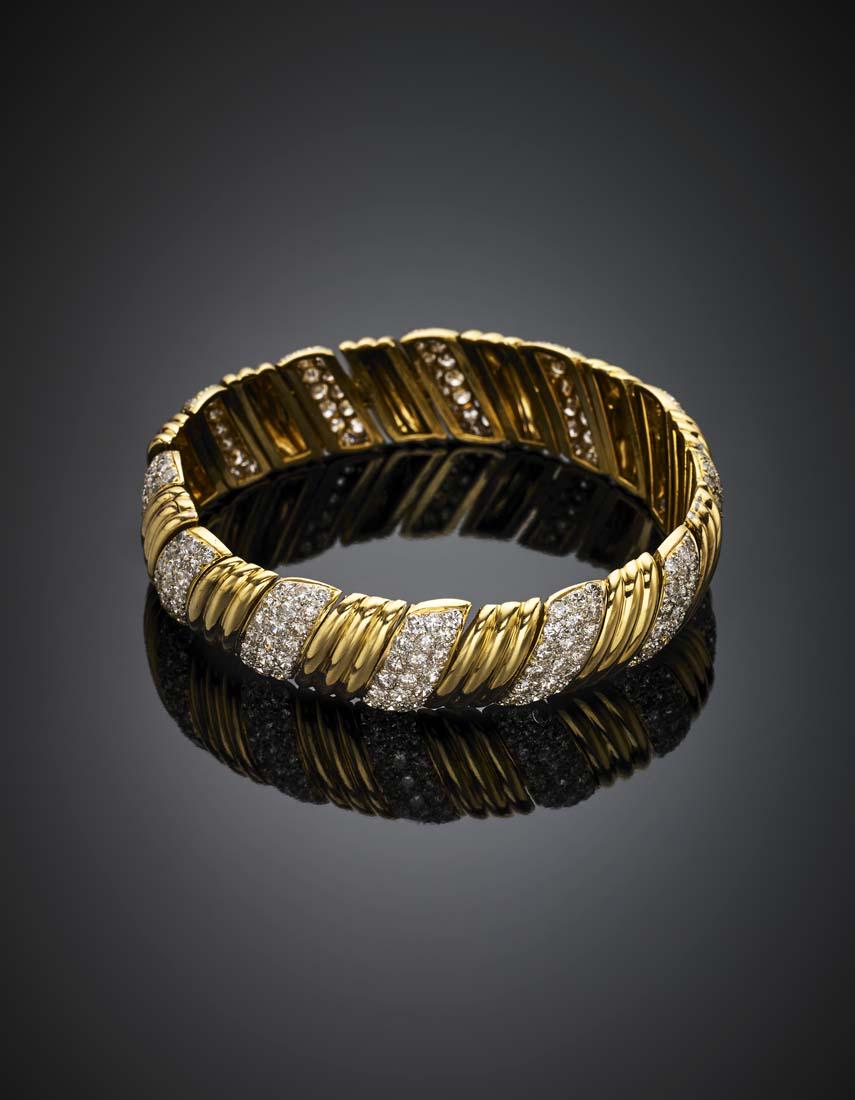 Yellow grooved gold and diamond pavé alternated modular: Yellow grooved gold and diamond pavé alternated modular bracelet, in all ct. 11 circa g 63.58, length cm 18.4 circa. IT Bracciale a moduli alterni in oro giallo e diamanti per complessivi ct. 11 circ