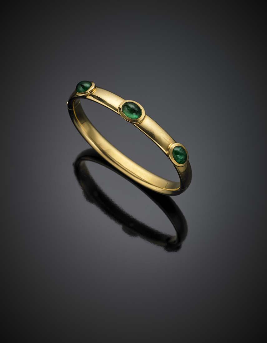 Yellow gold cuff bracelet with cabochon emeralds in all: Yellow gold cuff bracelet with cabochon emeralds in all ct. 6 circa, g 22.19, diam. cm 5.7. IT Bracciale rigido apribile con smeraldi cabochon per complessivi ct. 6 circa, g 22,19, diam. cm 5,7.