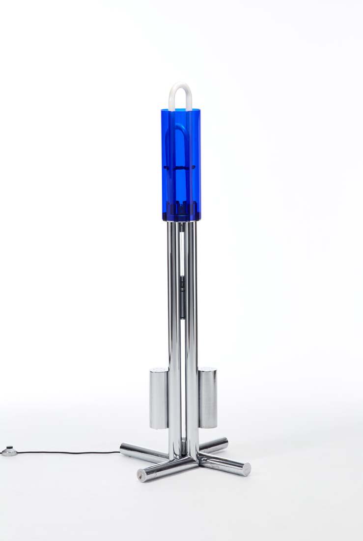 Roberto Gabetti (1925-2000) e Aimaro Isola (1928): Roberto Gabetti (1925-2000) e Aimaro Isola (1928) Floor lamp model "Tetralogia". Produced by Arbo, Milan, 1970s. Chromed steel tubular with blue methacrylate cylindrical diffuser, containing two fluor