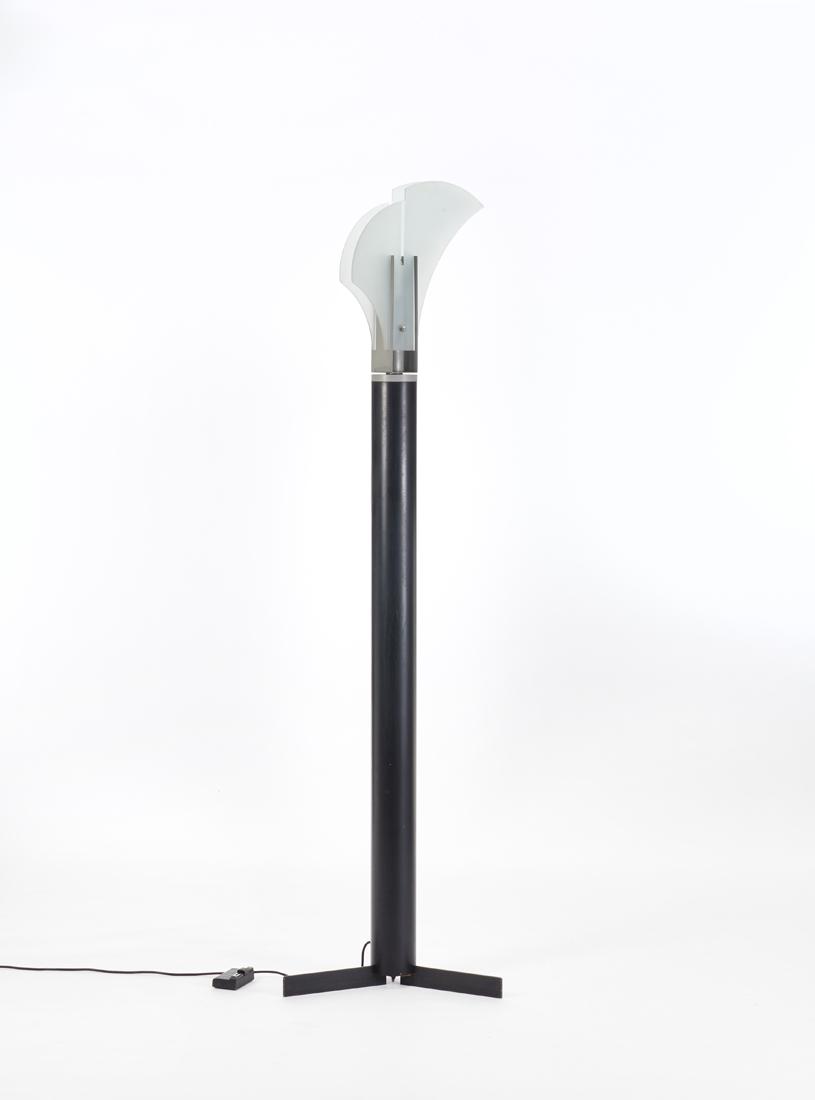 Carla Venosta (Monza 1926 - Milano 2019) Floor lamp: Carla Venosta (Monza 1926 - Milano 2019) Floor lamp model "Alfiere". Produced by Quattrifolio, Milan, 1989. Structure in black painted metal, finishing in metallic gray. Diffusers in sandblasted natur