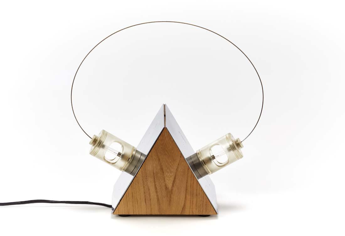 A.R.D.I.T.I. e Gianni Gamberini Table lamp. Produced: A.R.D.I.T.I. e Gianni Gamberini Table lamp. Produced by Sormani, Italy, 1971. Chromed steel, oak, acrylic, magnets, steel wire. Marked under the base. (26.5x25x12.5 cm.) (slight defects and modificati