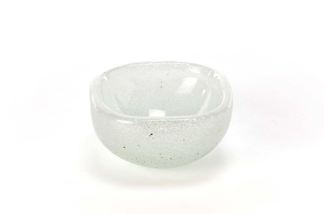 Carlo Scarpa (Venezia 1906 - Sendai 1978) Cup in: Carlo Scarpa (Venezia 1906 - Sendai 1978) Cup in transparent colorless bubbles glass. Venini, Murano, 1930s. Signed "venini murano MADE IN ITALY " under the base. (h 5 cm.; d 10 cm.) (slight defects) 