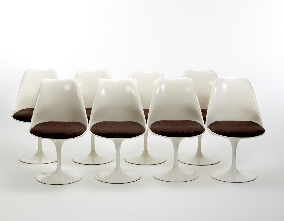 Eero Saarinen (Kirkkonummi 1910 - Ann Arbor 1961): Eero Saarinen (Kirkkonummi 1910 - Ann Arbor 1961) (Attributed) Group of eight chairs model "Tulip". Probable ICF production, Italy, 1955ca. Cast aluminum and white treated fiberglass, cushions in brow