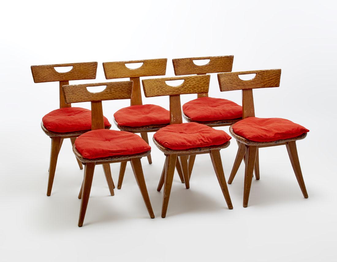 Lot consisting of six chairs in solid chestnut wood: Lot consisting of six chairs in solid chestnut wood carved and patinated. Italy, 1950s. (43.5x76x50 cm.) (slight defects) IT Lotto composto da sei sedie in legno massello di castagno intagliato e lavo