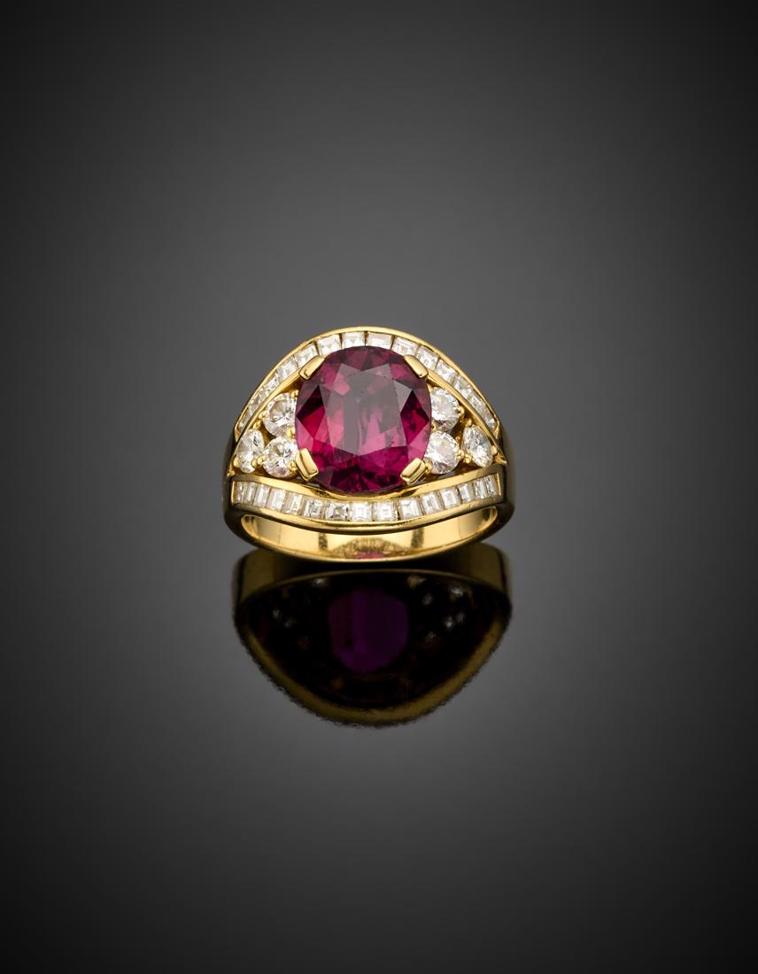 Cushion shape ct. 4.40 circa ruby and diamond yellow: Cushion shape ct. 4.40 circa ruby and diamond yellow gold ring, diamonds in all ct. 1.10 circa, g 7.91 circa size 14/54. IT Anello in oro giallo con diamanti carrÃ¨ e rotondi per complessivi ct. 1,1
