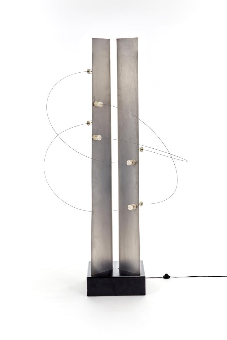Studio A.R.D.I.T.I. e Gianni Gamberini Floor lamp: Studio A.R.D.I.T.I. e Gianni Gamberini Floor lamp model "B.T.4". Produced by Nucleo Sormani, Arosio, 1970s. Lacquered wood, steel, plexiglass. With manufacturer's label at the base. (45x198x45 cm.) (s