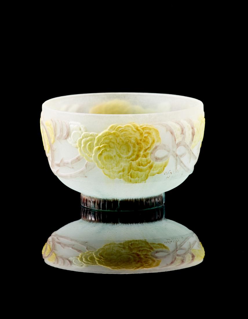 Walter Amalric (SÃ¨vres 1870 - Lury-Sur-Arnon 1959): Walter Amalric (SÃ¨vres 1870 - Lury-Sur-Arnon 1959) Cup. Nancy, 1920s. Opalescent blue glass paste, decorated in relief with swirls of yellow roses in Art DÃ©co style. Signed "A WALTER NANCY". (h 
