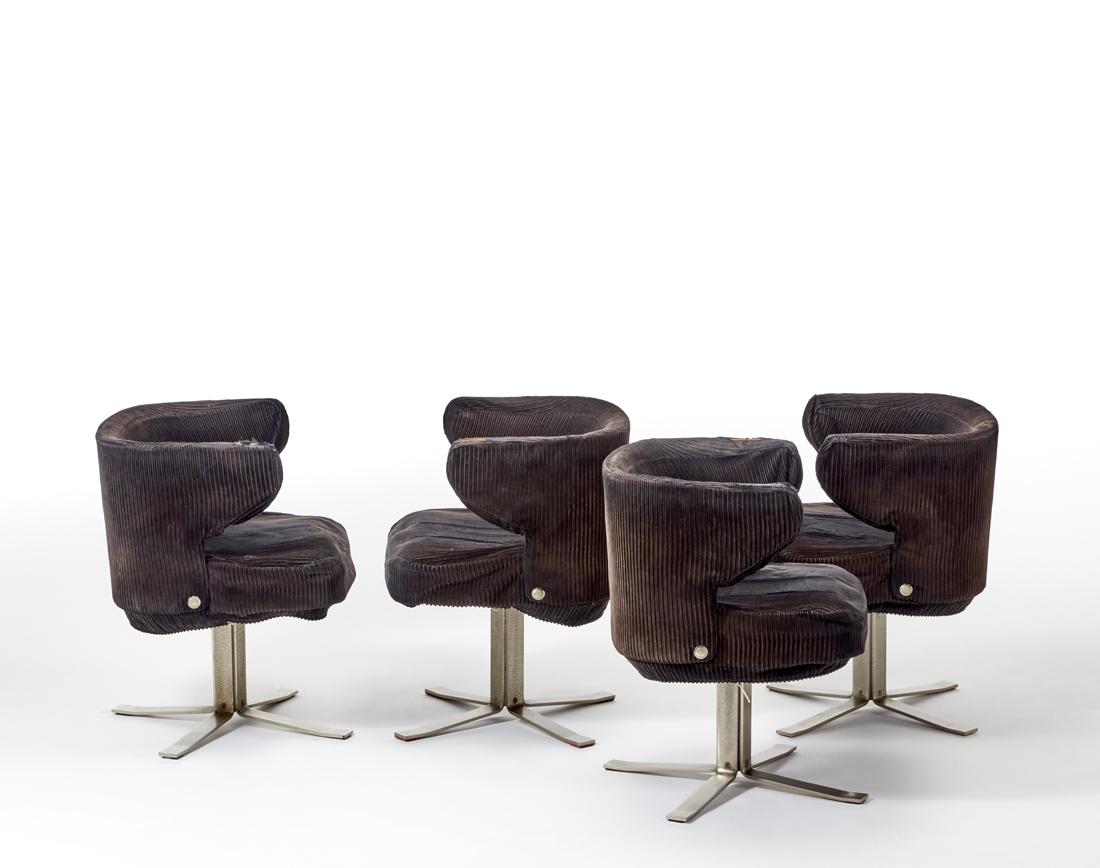 Gianni Moscatelli (1930) Lot of four armchairs model: Gianni Moscatelli (1930) Lot of four armchairs model "Poney". Produced by Formanova, Meda, 1960s. Brown corduroy upholstery, brushed steel structure. (54x68x47 cm.) (major defects) IT Lotto di quattro
