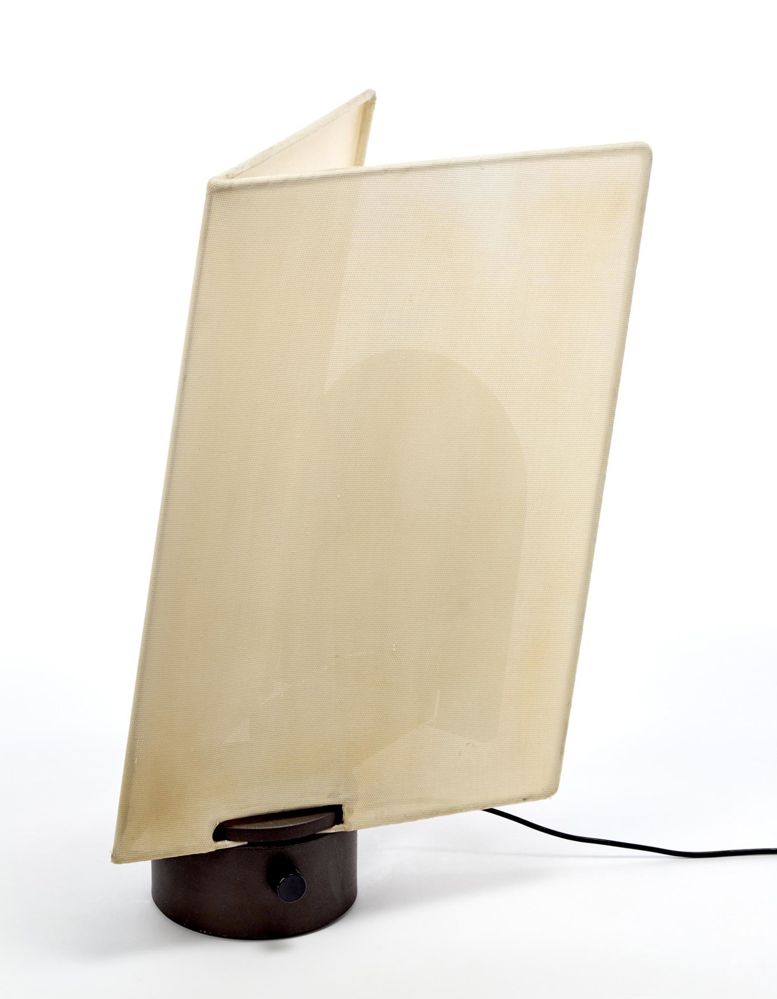 Carla Venosta (Monza 1926 - Milano 2019) Table lamp: Carla Venosta (Monza 1926 - Milano 2019) Table lamp model "Vela". Produced by Luci, Italy, 1970s. Metal structure, fabric lampshade. Marked. (h 59 cm.) (defects) IT Lampada da tavolo modello "Vela". P
