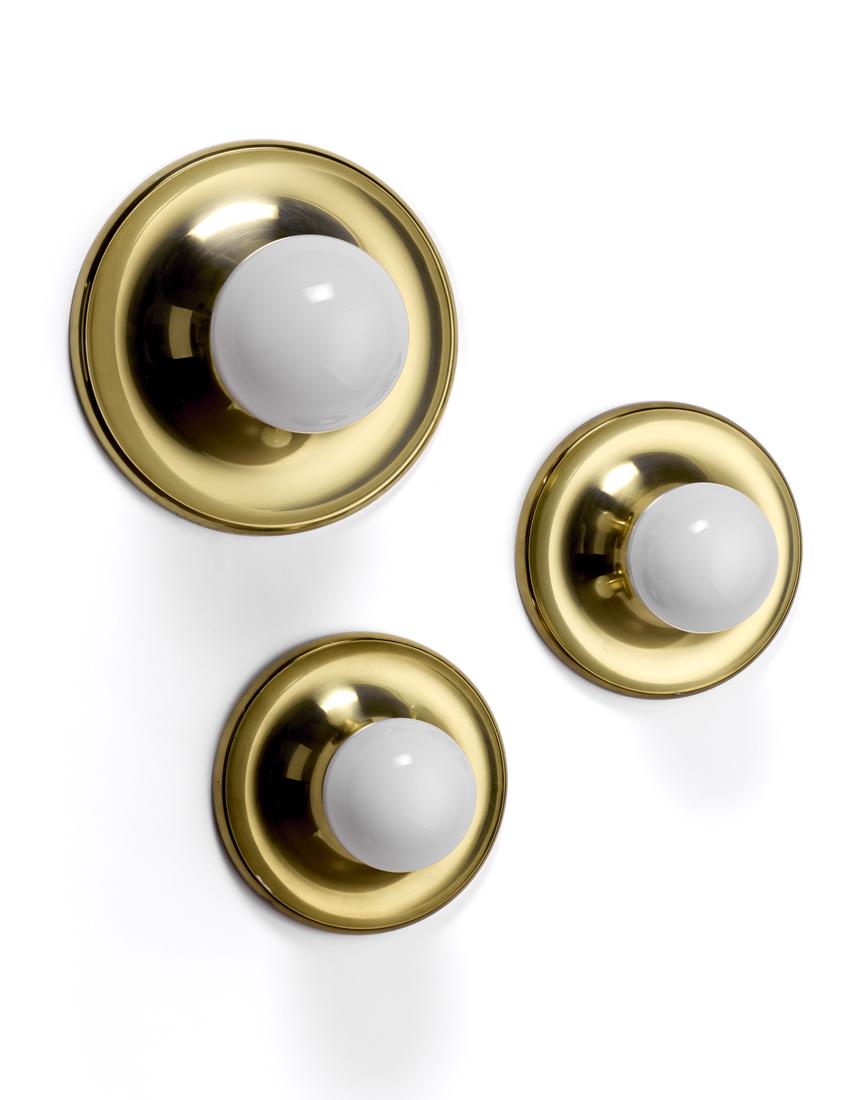 Achille Castiglioni (1918-2002) e Pier Giacomo Castiglioni (1913-1968) Lot consisting of three: Achille Castiglioni (1918-2002) e Pier Giacomo Castiglioni (1913-1968) Lot consisting of three ceiling lights model "Light Ball". Produced by Flos, Milan, 1965. Brass and incamiciato lattimo glass. (d