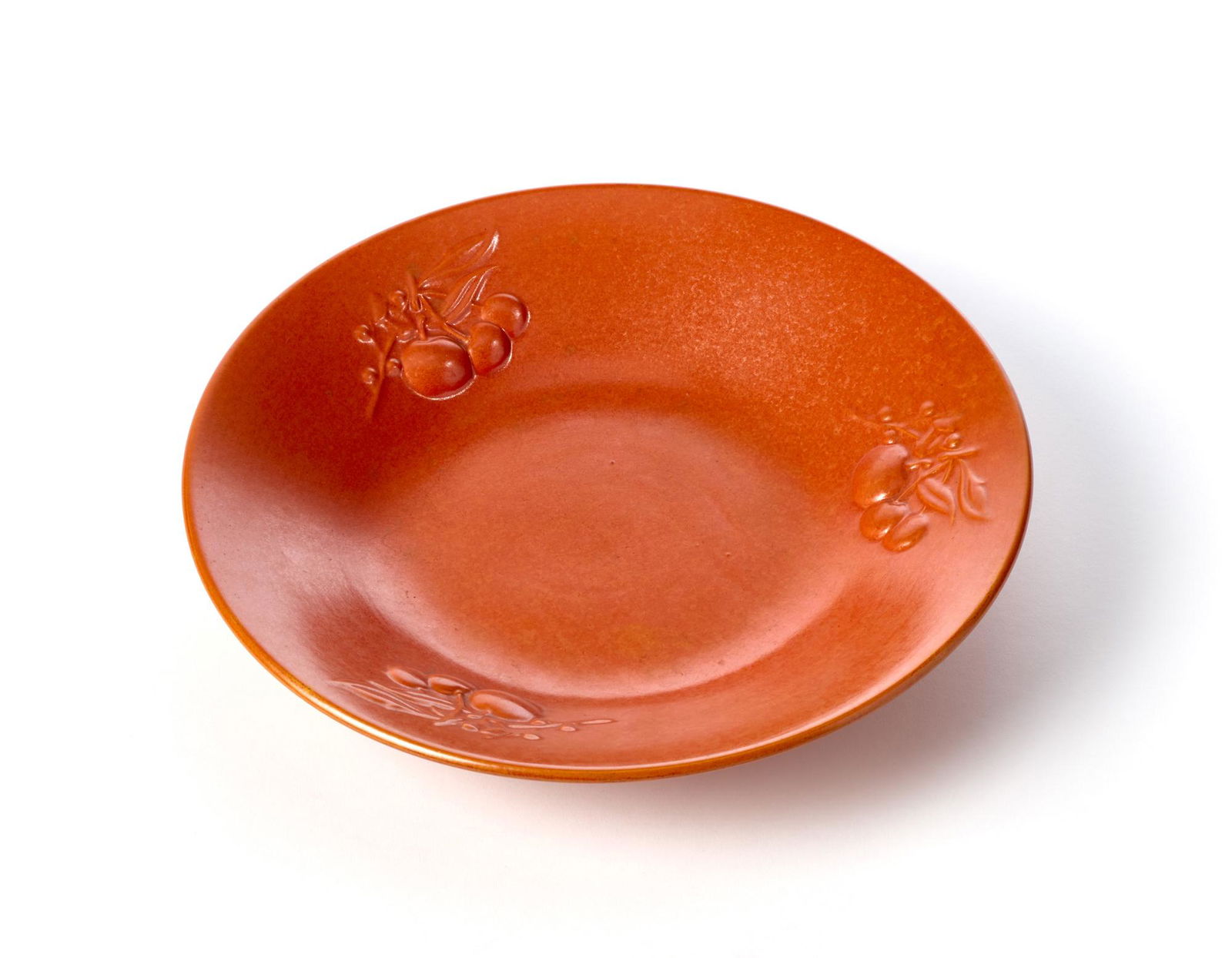 Angelo Biancini (Castel Bolognese 1911 - Castel Bolognese 1988) Red-orange glazed ceramic plate: Angelo Biancini (Castel Bolognese 1911 - Castel Bolognese 1988) Red-orange glazed ceramic plate decorated with relief fruits. Execution by SocietÃ Ceramica Italiana, Laveno, 1940s. (d 31 cm.) (slig
