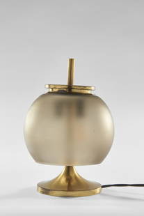 Emma Gismondi Schweinberger (Cologna Veneta 1934 - 2019) Table lamp model "Chi". Produced by: Emma Gismondi Schweinberger (Cologna Veneta 1934 - 2019) Table lamp model "Chi". Produced by Artemide, Milan, 1961. Brass structure and etched crystal glass diffuser. (h 25 cm.) IT Lampada da tavolo m