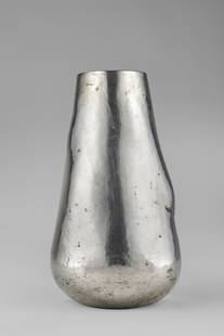 Arrigo Finzi (La Spezia 1890 - Milano 1973) Vase in hammered 800 silver. Milan, 1930s/1940s. (g 850): Arrigo Finzi (La Spezia 1890 - Milano 1973) Vase in hammered 800 silver. Milan, 1930s/1940s. (g 850) (h cm 25.5; d cm 13.5) IT Vaso in argento martellato, titolo 800. Milano, anni '30/'40. (g 850) (h