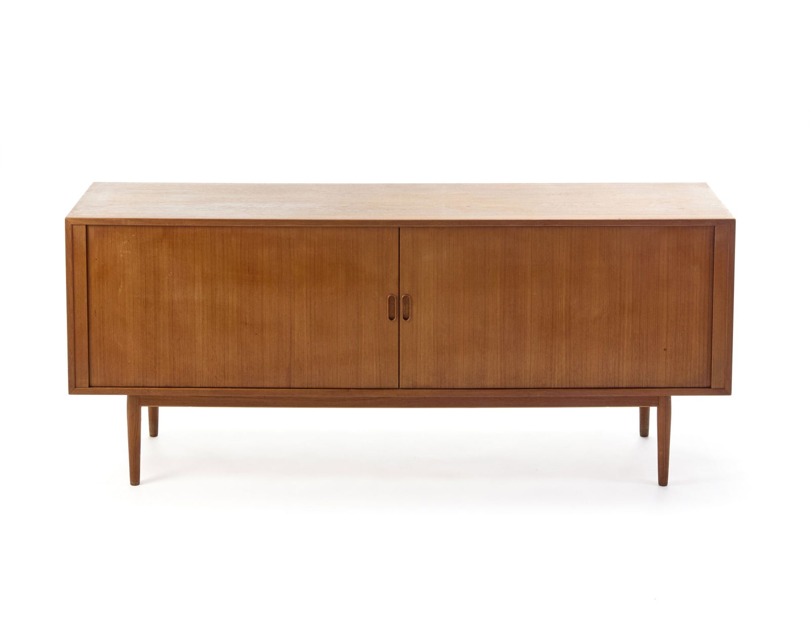 Arne Vodder (1926 - 2009) Wooden sideboard model "37". Produced by Sibast, Denmark, 1960s. Solid: Arne Vodder (1926 - 2009) Wooden sideboard model "37". Produced by Sibast, Denmark, 1960s. Solid teak wood. (189.5x80x47 cm.) (slight defects) IT Credenza in legno con due ante a tamburo modello "37".