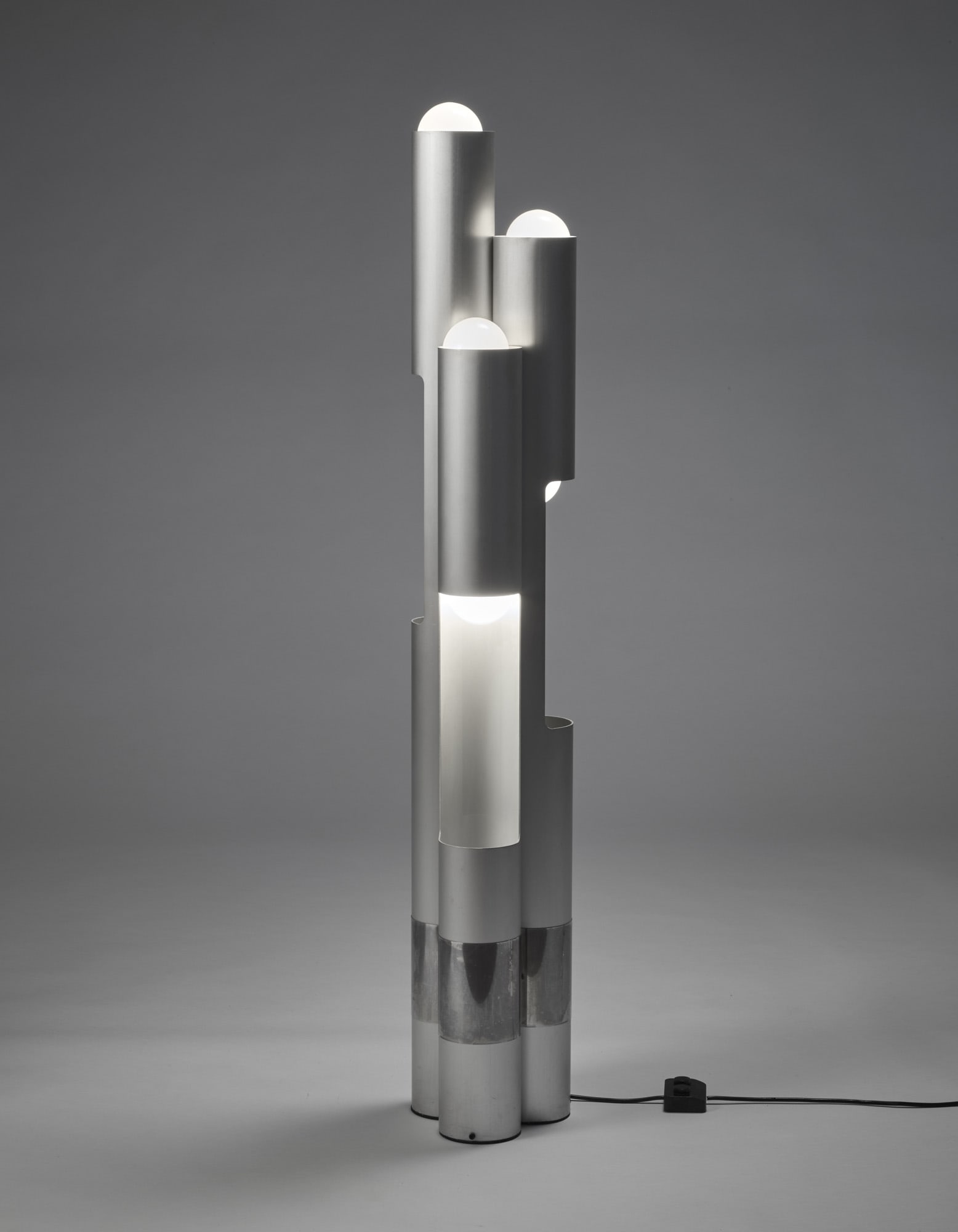 Esperia (Attributed) Floor lamp. 1970s. Teak wooden frame. (h 150 cm.) (slight defects) IT: Esperia (Attributed) Floor lamp. 1970s. Anodised aluminium and steel frame. (h 150 cm.) (slight defects) IT (Attribuito) Lampada da terra composta da tre montanti tubolari. Italia, anni '70. Struttura