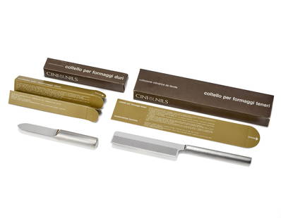 Franco Bettonica (1927 - 1999) Two knives one for soft cheese and one for hard cheese of the series: Franco Bettonica (1927 - 1999) Two knives one for soft cheese and one for hard cheese of the series "Collezione cilindrica da tavola". Produced by Cini & Nils, Milan, 1960s/1970s. Brushed stainless st