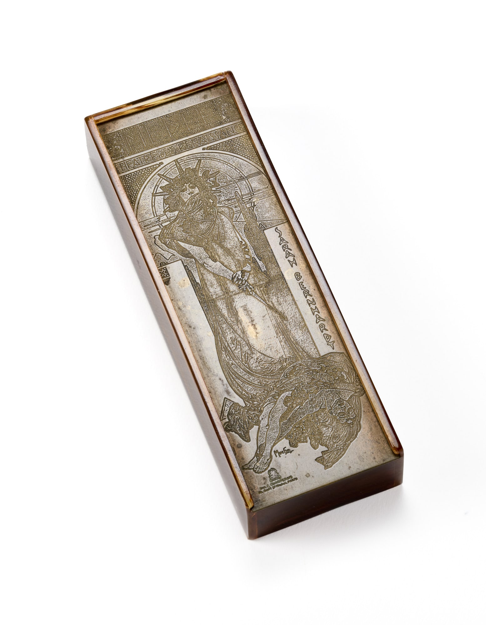Alphonse Mucha (Ivancice 1860 - Praga 1939) Bakelite box with sliding lid in engraved brass plate: Alphonse Mucha (Ivancice 1860 - Praga 1939) Bakelite box with sliding lid in engraved brass plate with decoration depicting Sarah Bernhardt in the role of Medea at the Théâtre de la Renaissance in P