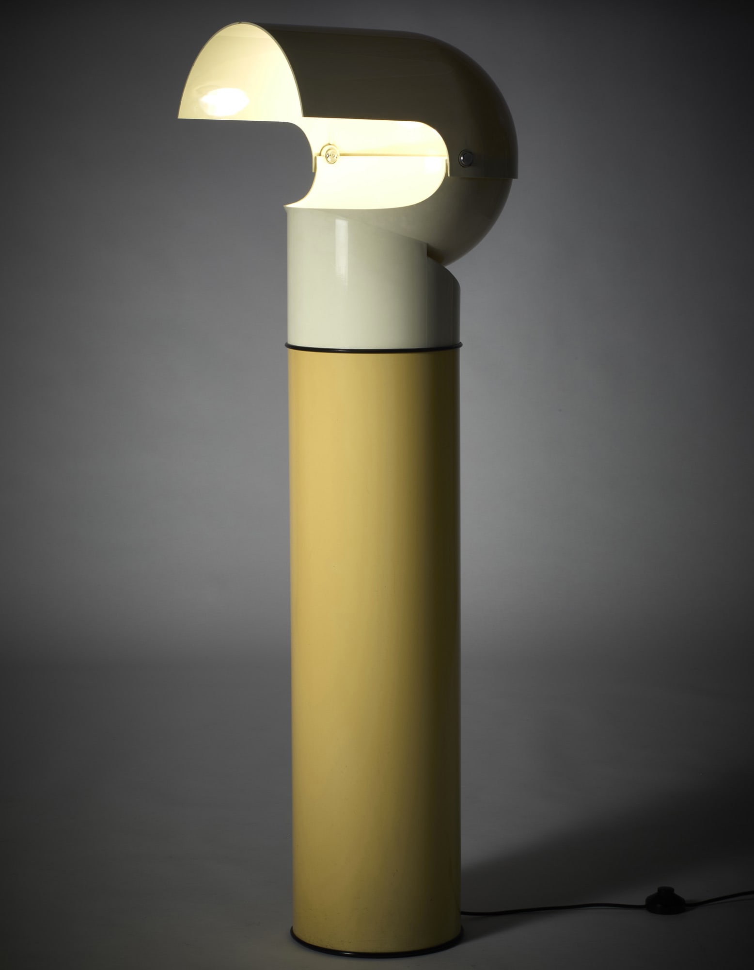 Gae Aulenti (Palazzolo Dello Stella 1927 - Milano 2012) Floors lamp with lowerable shade cap model (1 of 2)