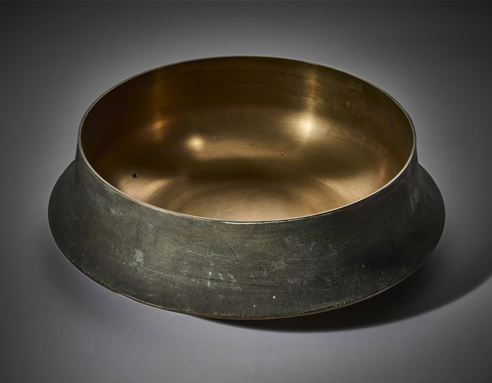 Angelo Mangiarotti (Milano 1921 - Milano 2012) Cast bronze vase. Execution by Fonderia Battaglia per (1 of 3)