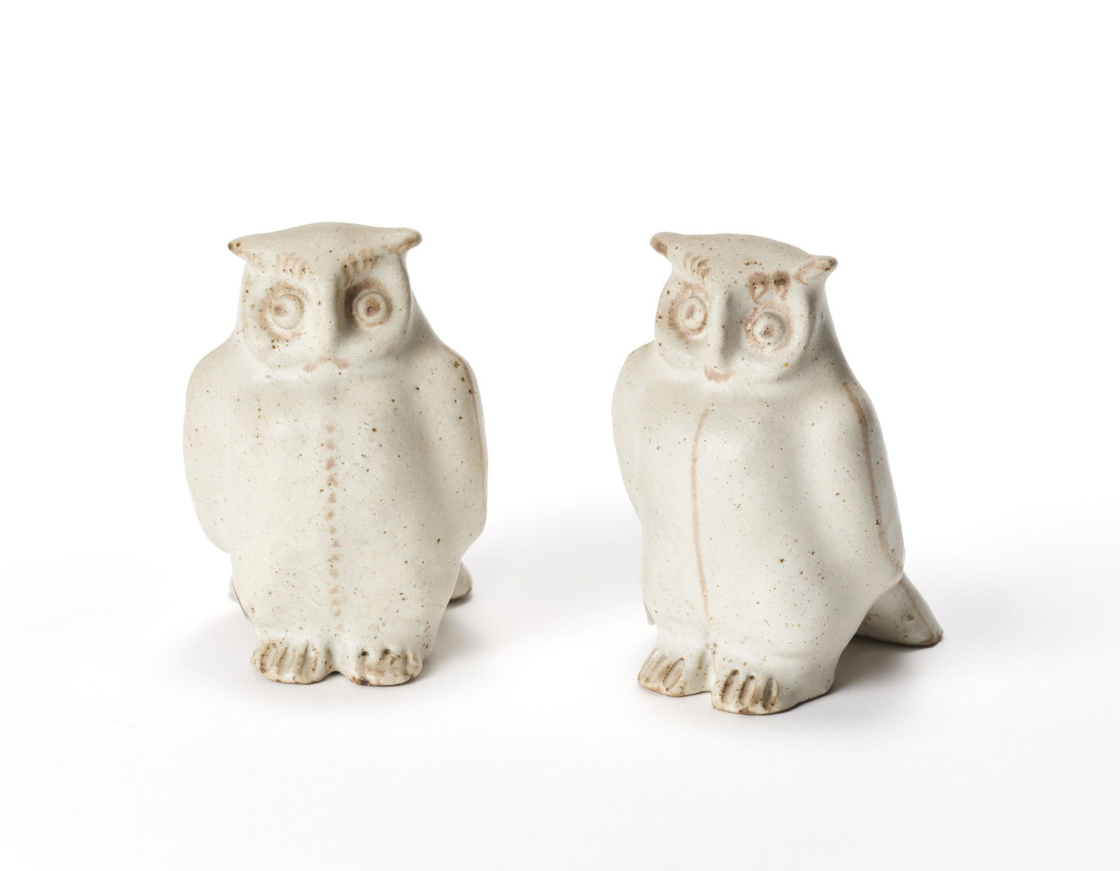 Bruno Gambone (Vietri Sul Mare 1936 - Firenze 2021) Two glazed stoneware owls in shades of crème (1 of 1)