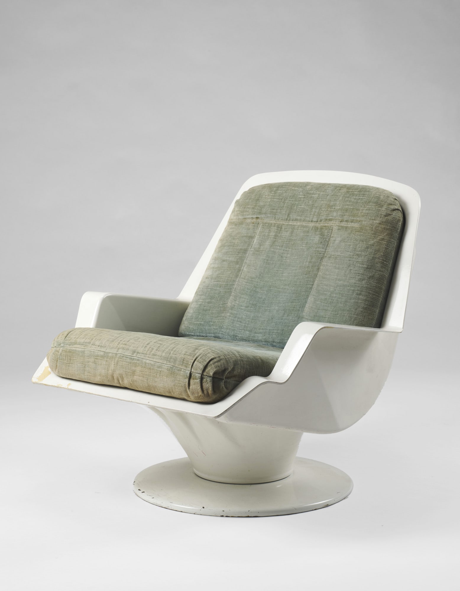 Richard Neagle Rare armchair model "Idra". Produced by Sormani, Italy, 1960s. White lacquered metal: Richard Neagle Rare armchair model "Idra". Produced by Sormani, Italy, 1960s. White lacquered metal frame, fibreglass reinforced armchair upholstered in green synthetic velvet. (74x73x74 cm.) (slight
