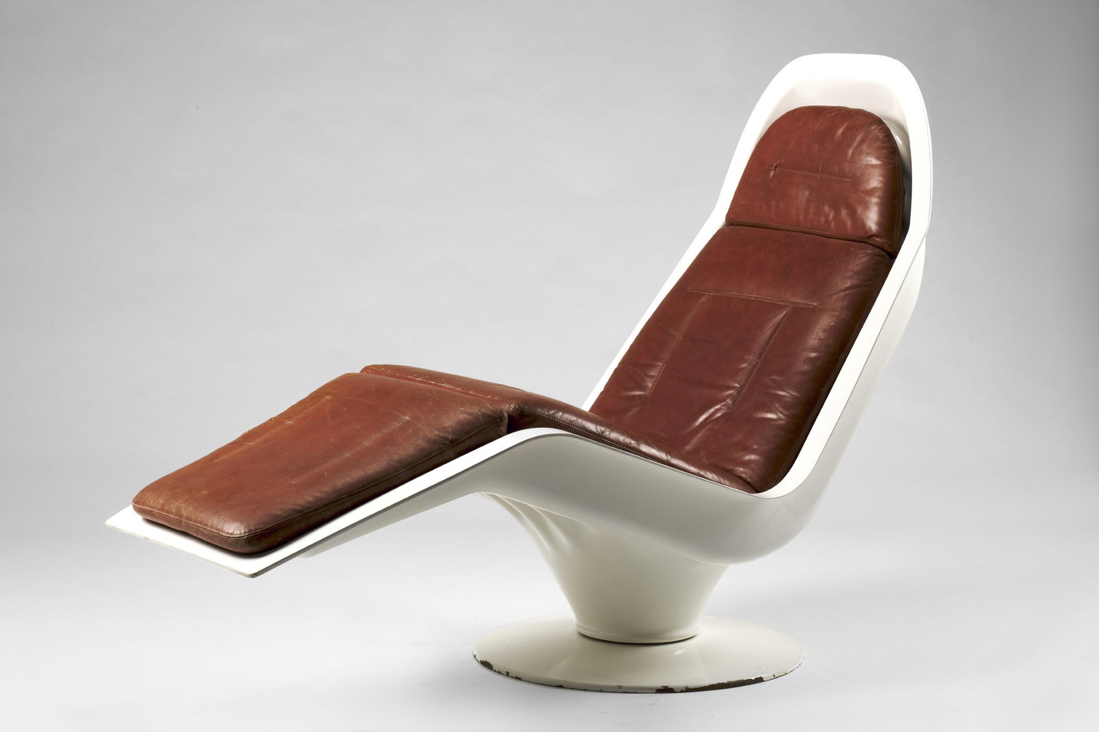 Richard Neagle Rare reclining armchair model "Auriga". Produced by Sormani, Italy, 1960s. White: Richard Neagle Rare reclining armchair model "Auriga". Produced by Sormani, Italy, 1960s. White lacquered metal frame, fibreglass reinforced armchair upholstered in brown leather. (69x136x110 cm.) (sl
