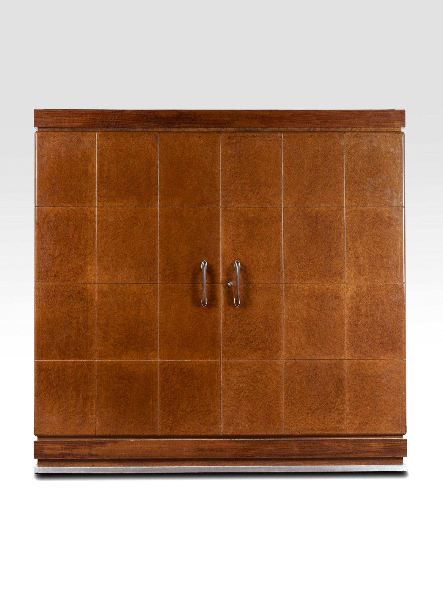 Guglielmo Ulrich (1904-1977) e Giuseppe Gibelli Gentleman's wardrobe. Probabile esecuzione Jannace: Guglielmo Ulrich (1904-1977) e Giuseppe Gibelli Gentleman's wardrobe. Probabile esecuzione Jannace & Kovacs, Milan, 1930-31. Two large fitted doors, exterior veneer in briarwood, sides, base and crown