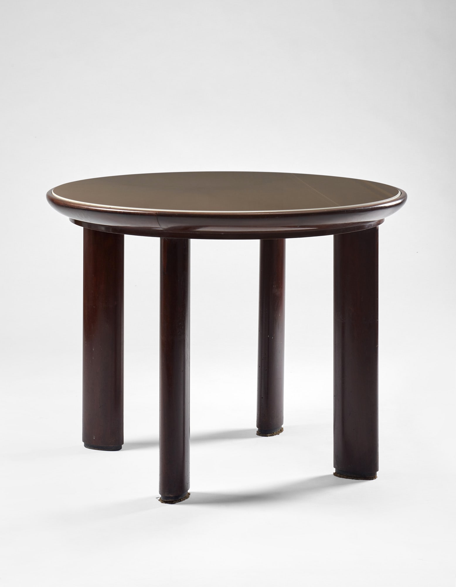 Osvaldo Borsani (Varedo 1911 - Milano 1985) Conversation table. Execution by ABV Atelier Borsani: Osvaldo Borsani (Varedo 1911 - Milano 1985) Conversation table. Execution by ABV Atelier Borsani Varedo, 1934ca. Opaline circular top, solid wood frame. (h 73 cm.; d 95 cm.) (slight defects) Literatur